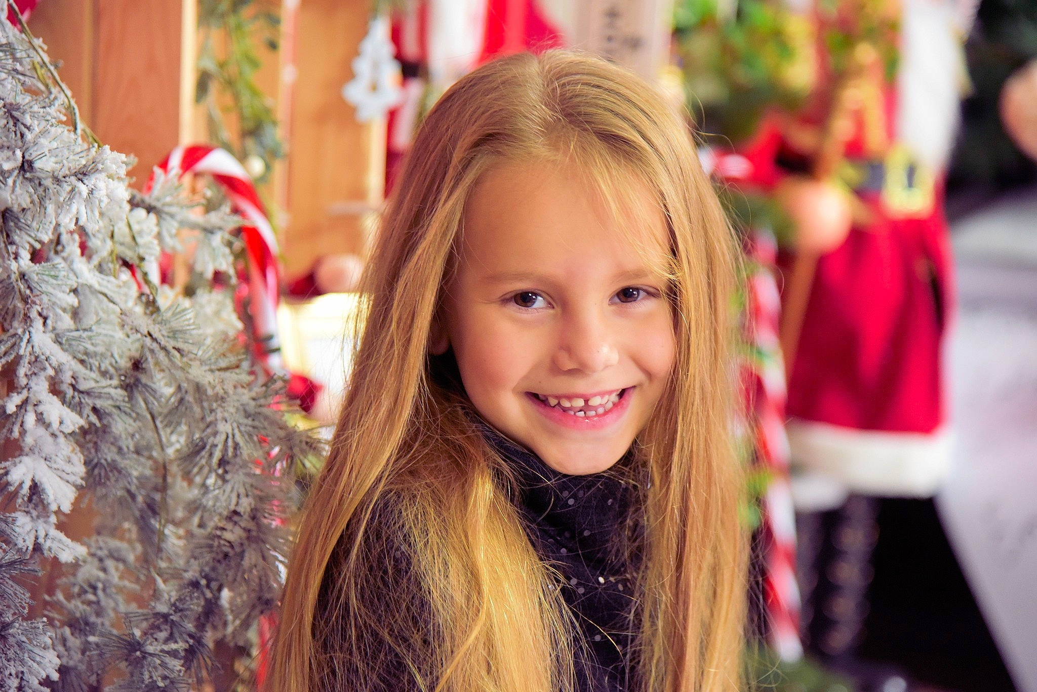 Louna participe au concours pour gagner de l'argent avec cette photo : beauty, blond, brown_hair, child, christmas, christmas_decoration, christmas_ornament, event, fun, happy, holiday, iris, joy, leisure, people_in_nature, person, pink, plant, smile, tradition