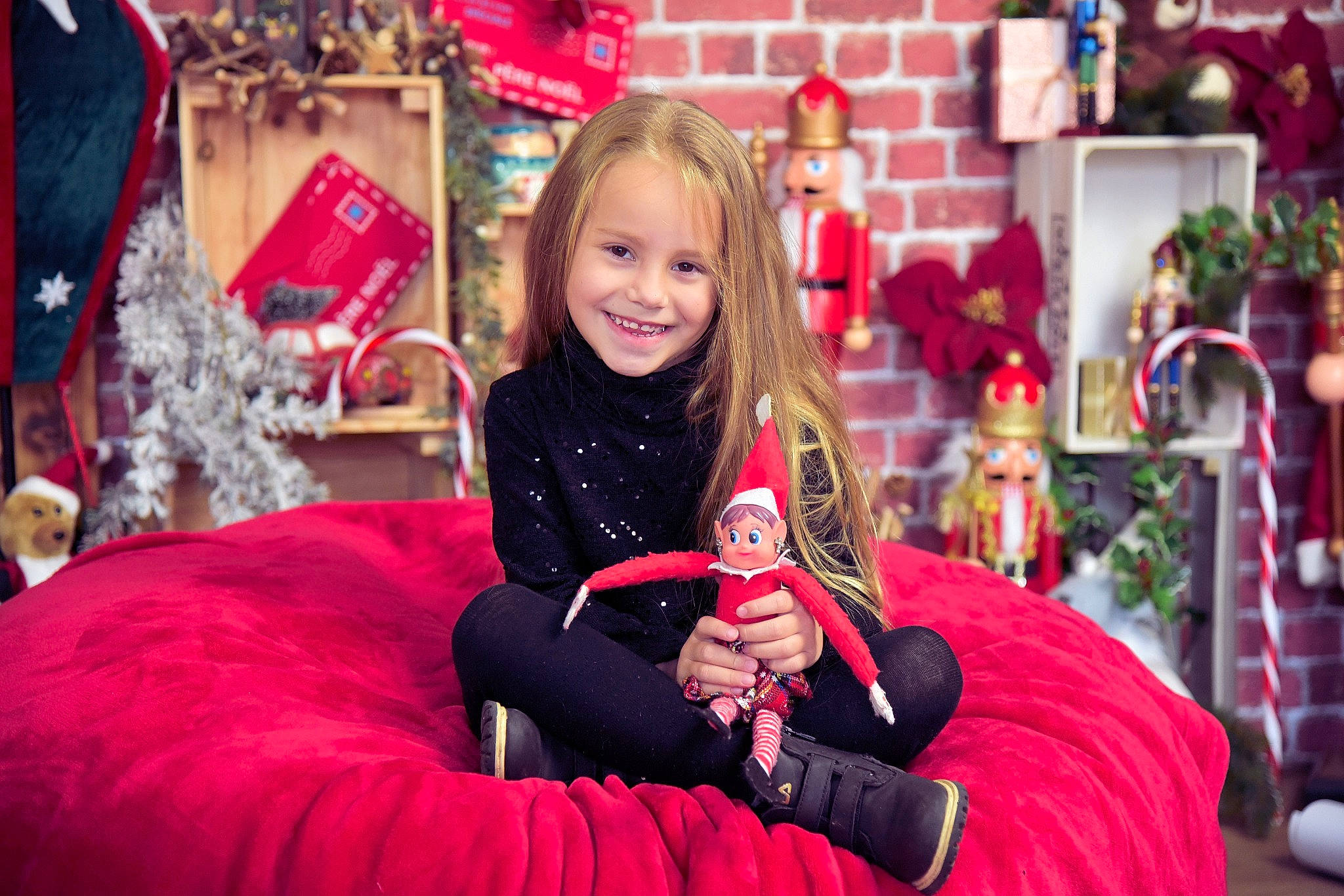Louna participe au concours pour gagner de l'argent avec cette photo : child, christmas, christmas_decoration, christmas_eve, event, facial_expression, fun, fur, happy, holiday, joy, leisure, magenta, party, person, pink, purple, recreation, red, smile