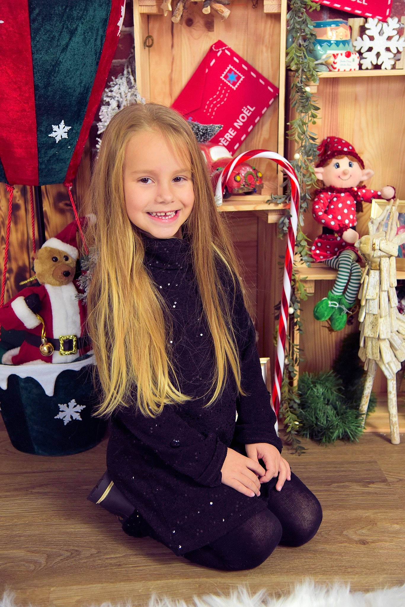 Louna participe au concours pour gagner de l'argent avec cette photo : blond, brown_hair, child, christmas, christmas_decoration, christmas_eve, christmas_ornament, event, fashion_accessory, fashion_design, fun, fur, happy, holiday, joy, long_hair, pattern, person, sitting, smile