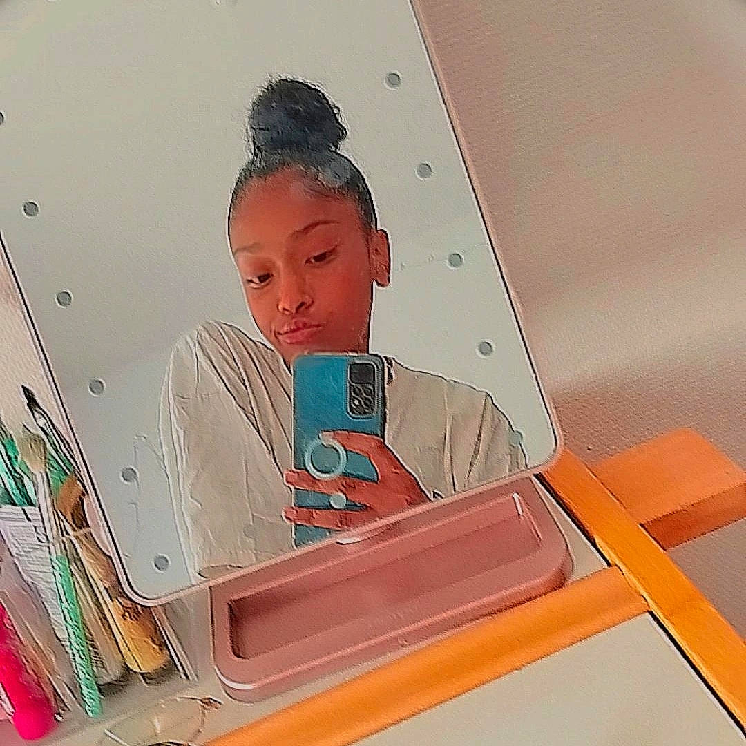 Imene participe au concours pour gagner de l'argent avec cette photo : art, automotive_exterior, fun, magenta, motor_vehicle, office_supplies, paper, paper_product, person, rectangle, room, tints_and_shades, vehicle_door, visual_arts