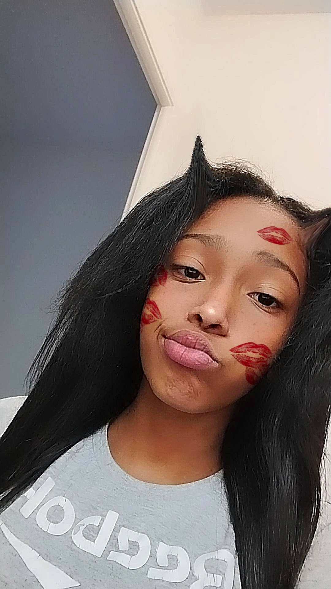 Imene participe au concours pour gagner de l'argent avec cette photo : bangs, black_hair, brown_hair, cosmetics, earrings, eye_liner, eyebrow, eyelash, eyewear, fashion_design, flash_photography, jaw, layered_hair, lip, lipstick, long_hair, makeover, neck, person, selfie