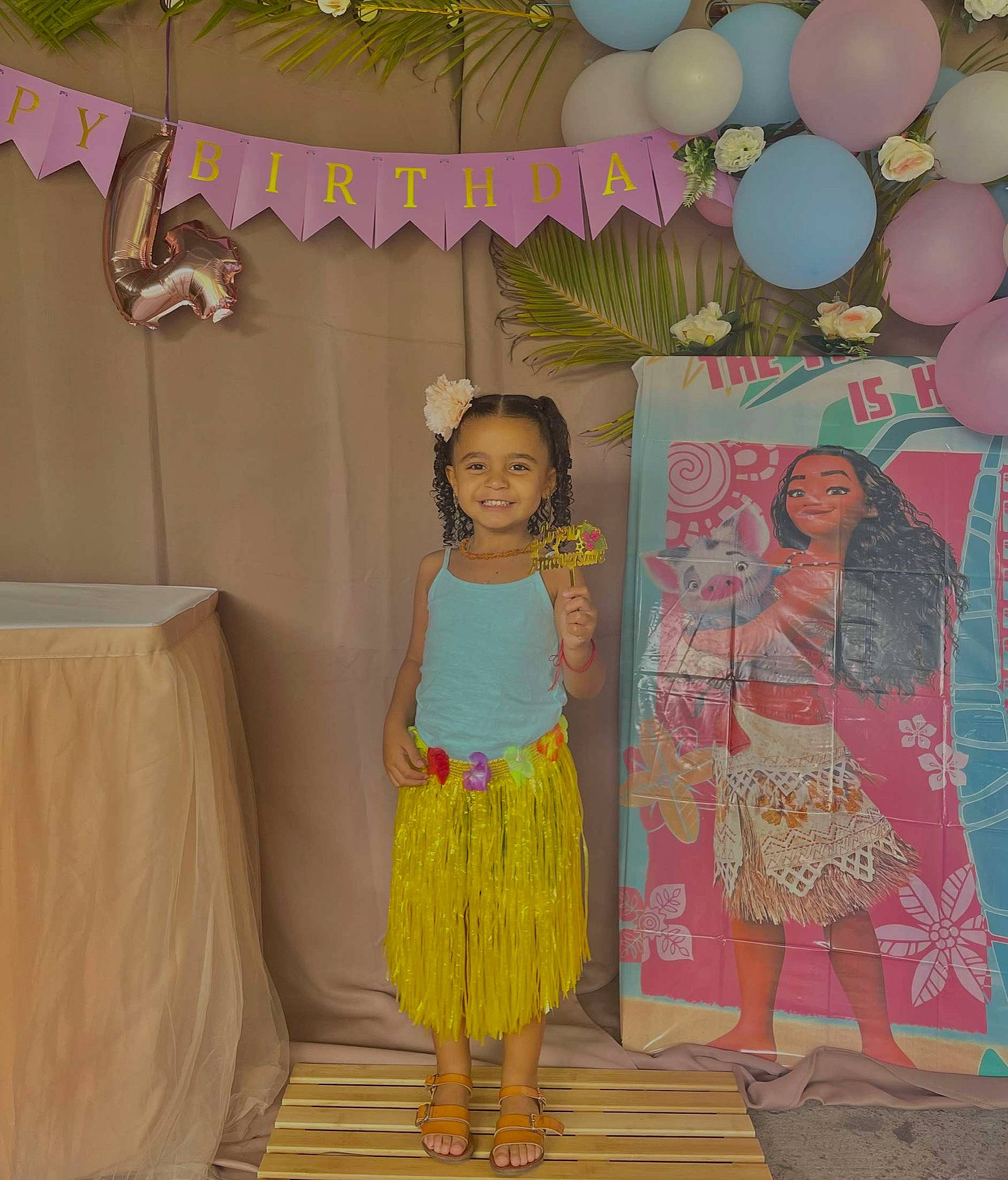 Enola participe au concours pour gagner de l'argent avec cette photo : balloon, child, decoration, dress, event, eye, fashion_design, fun, happy, human_body, joy, leisure, magenta, party, pattern, person, pink, plant, smile, t_shirt