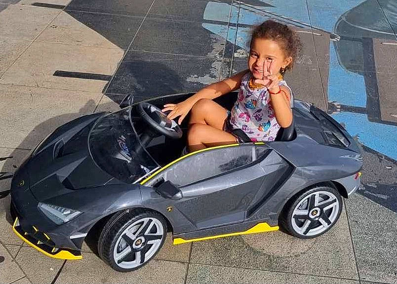 Enola participe au concours pour gagner de l'argent avec cette photo : alloy_wheel, automotive_design, automotive_exterior, automotive_lighting, automotive_tire, automotive_wheel_system, bumper, car, fender, hood, hubcap, motor_vehicle, person, personal_luxury_car, rim, rolling, spoke, tire, vehicle, vehicle_door