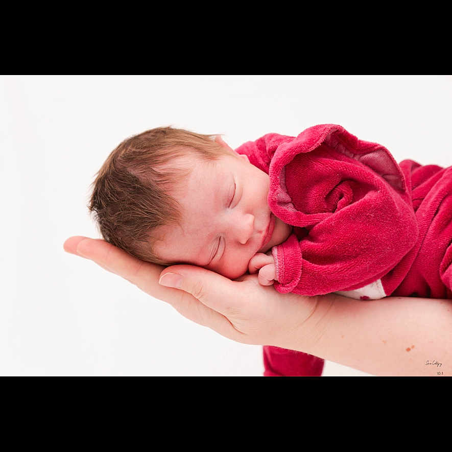 Louna participe au concours pour gagner de l'argent avec cette photo : baby, child, closeup, comfort, cute, fingers, hair, hand, head, infant, newborn, peaceful, person, portrait, red_clothing, rest, skin, sleeping, soft, tender