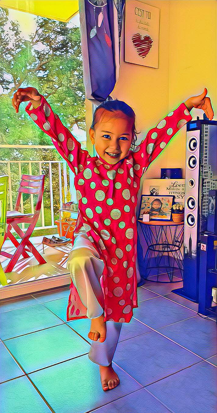 Shaileigh a rejoint le concours — aidez-le/la à gagner de superbes lots ! child, fun, joy, pattern, person, pink, play, toddler