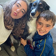 Cenic participe au concours pour gagner de l'argent avec cette photo : affection, animal, black_fur, boy, brown_hair, casual_clothing, couch, curly_hair, dog, family, friendship, girl, happy, human, indoor, pet, portrait, short_hair, smile, white_fur