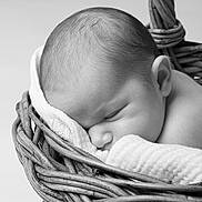 Cléo a rejoint le concours — aidez-le/la à gagner de superbes lots ! baby, sleeping, basket, blanket, newborn, infant, black_and_white, portrait, closeup, peaceful, soft, cute, resting, head, face, skin, texture, woven, cozy, wrapped
