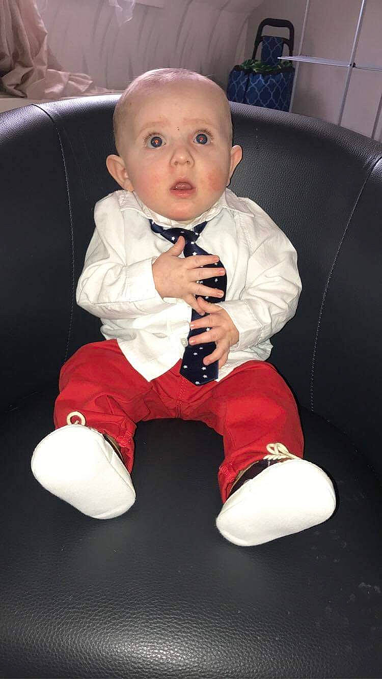 Timothée participe au concours pour gagner de l'argent avec cette photo : baby, baby_products, baby_toddler_clothing, carmine, cheek, child, comfort, couch, flash_photography, flooring, fun, knee, kneeling, person, sitting, sleeve, surprise, toddler