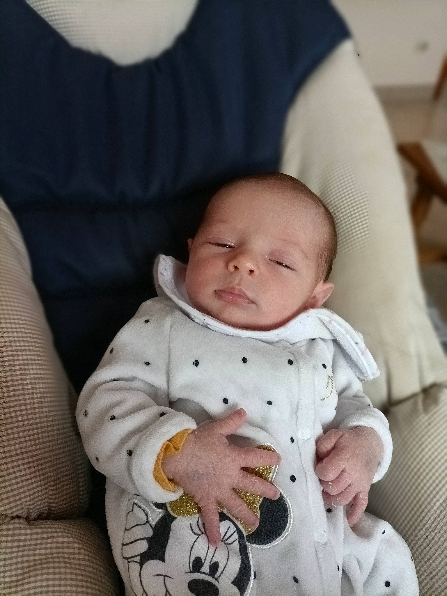 Aliyah participe au concours pour gagner de l'argent avec cette photo : baby, baby_products, baby_toddler_clothing, cheek, child, collar, comfort, couch, happy, head, iris, person, room, sitting, skin, sleeve, smile, toddler