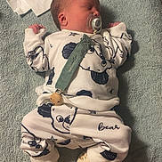 Lyamm a rejoint le concours — aidez-le/la à gagner de superbes lots ! baby, sleeping, pacifier, pajamas, bear_pattern, towel, tissues, infant, clothing, cute, indoors, footwear, sleep, child, newborn, soft, resting, person, lying_down, cozy