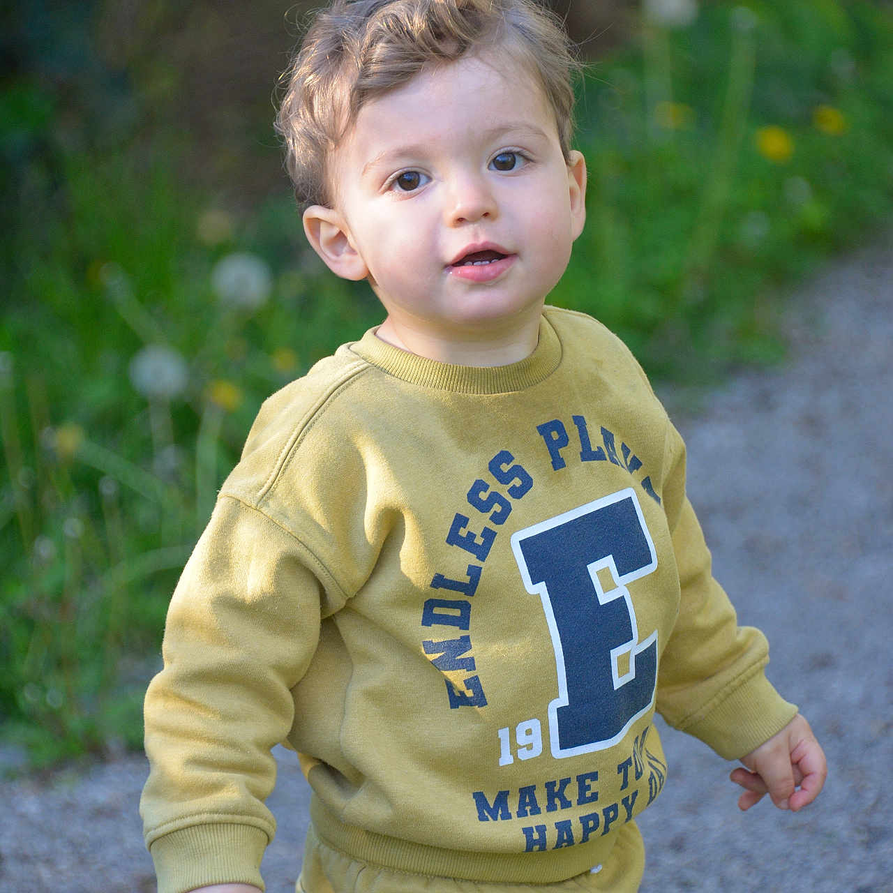 Aaron a rejoint le concours — aidez-le/la à gagner de superbes lots ! bodypart, boy, child, clothing, face, finger, hand, head, hoodie, knitwear, longsleeve, male, pants, person, photography, portrait, sleeve, sweater, sweatshirt, t_shirt