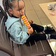 Rose a rejoint le concours — aidez-le/la à gagner de superbes lots ! black_leggings, black_shoes, blue_sweater, braided_hair, brown_chair, chair, child, cute, eating, floor_tiles, girl, hair_accessory, indoor, pacifier, popsicle, sitting, striped_popsicle, striped_socks, stuffed_toy, table
