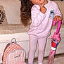 Rose a rejoint le concours — aidez-le/la à gagner de superbes lots ! child, girl, pink_clothing, umbrella, backpack, striped_backpack, minnie_mouse, white_shoes, living_room, sofa, rug, curly_hair, hair_bow, playful_pose, indoor, floor, toy, patterned_wall, smiling, casual_wear