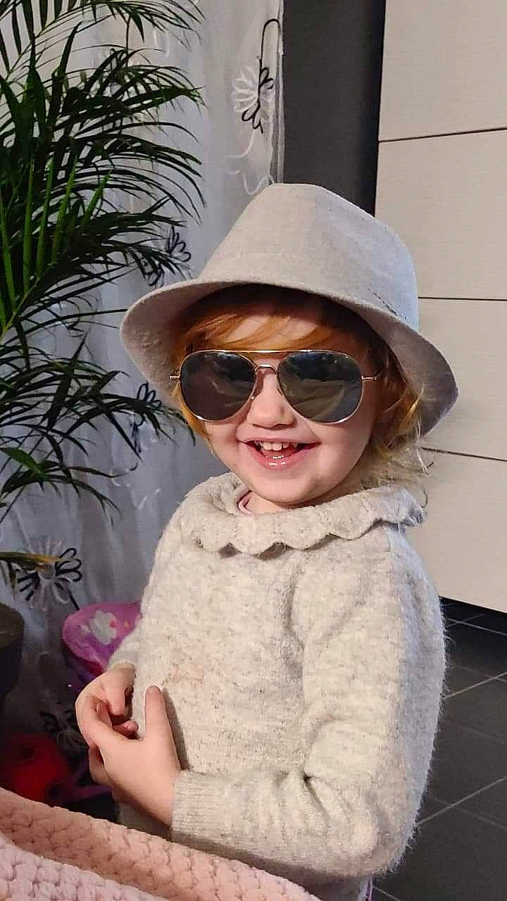 Kélya a rejoint le concours — aidez-le/la à gagner de superbes lots ! cap, cool, eyewear, flowerpot, glasses, goggles, happy, hat, head, headgear, houseplant, joy, lip, outerwear, person, plant, sleeve, smile, sun_hat, sunglasses