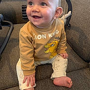 Loann a rejoint le concours — aidez-le/la à gagner de superbes lots ! baby, infant, smiling, sitting, couch, sweater, lion_king, cartoon, big_eyes, hand, feet, baby_seat, living_room, cozy, portrait, happy, bare_foot, ear, clothing, fabric_texture