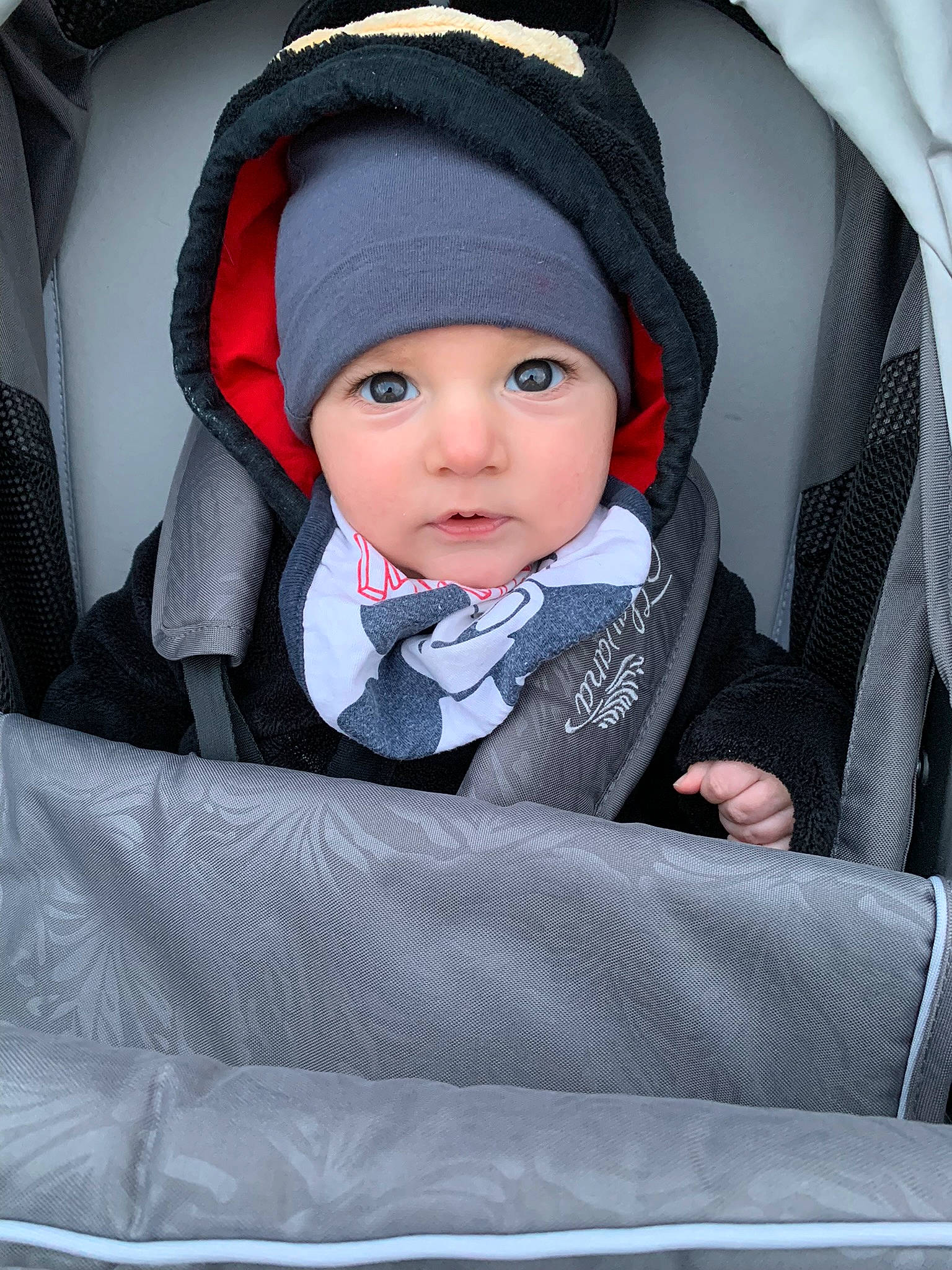 Giacomo participe au concours pour gagner de l'argent avec cette photo : auto_part, automotive_design, baby, baby_carriage, baby_products, baby_safety, baby_toddler_clothing, black, cap, car_seat, carmine, cheek, child, comfort, electric_blue, head_restraint, headwear, outerwear, person, sitting