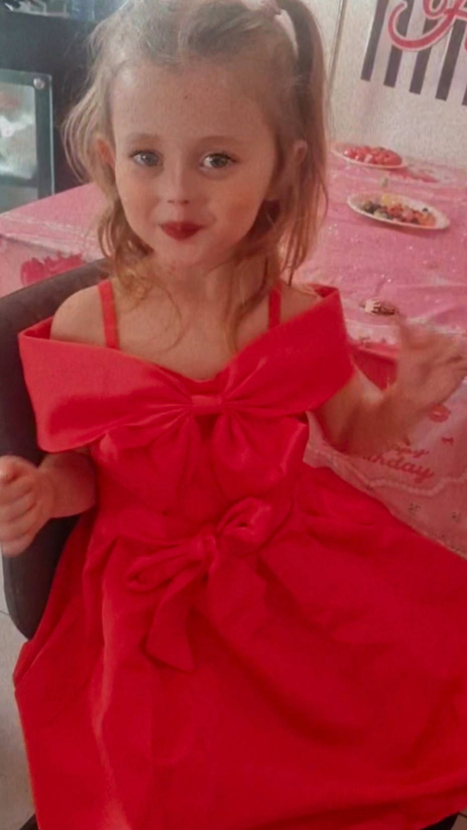 Serena a rejoint le concours — aidez-le/la à gagner de superbes lots ! baby_toddler_clothing, beauty, cheek, child, day_dress, dress, embellishment, eye, eyelash, face, happy, iris, lip, magenta, one_piece_garment, person, pink, skin, sleeve, smile