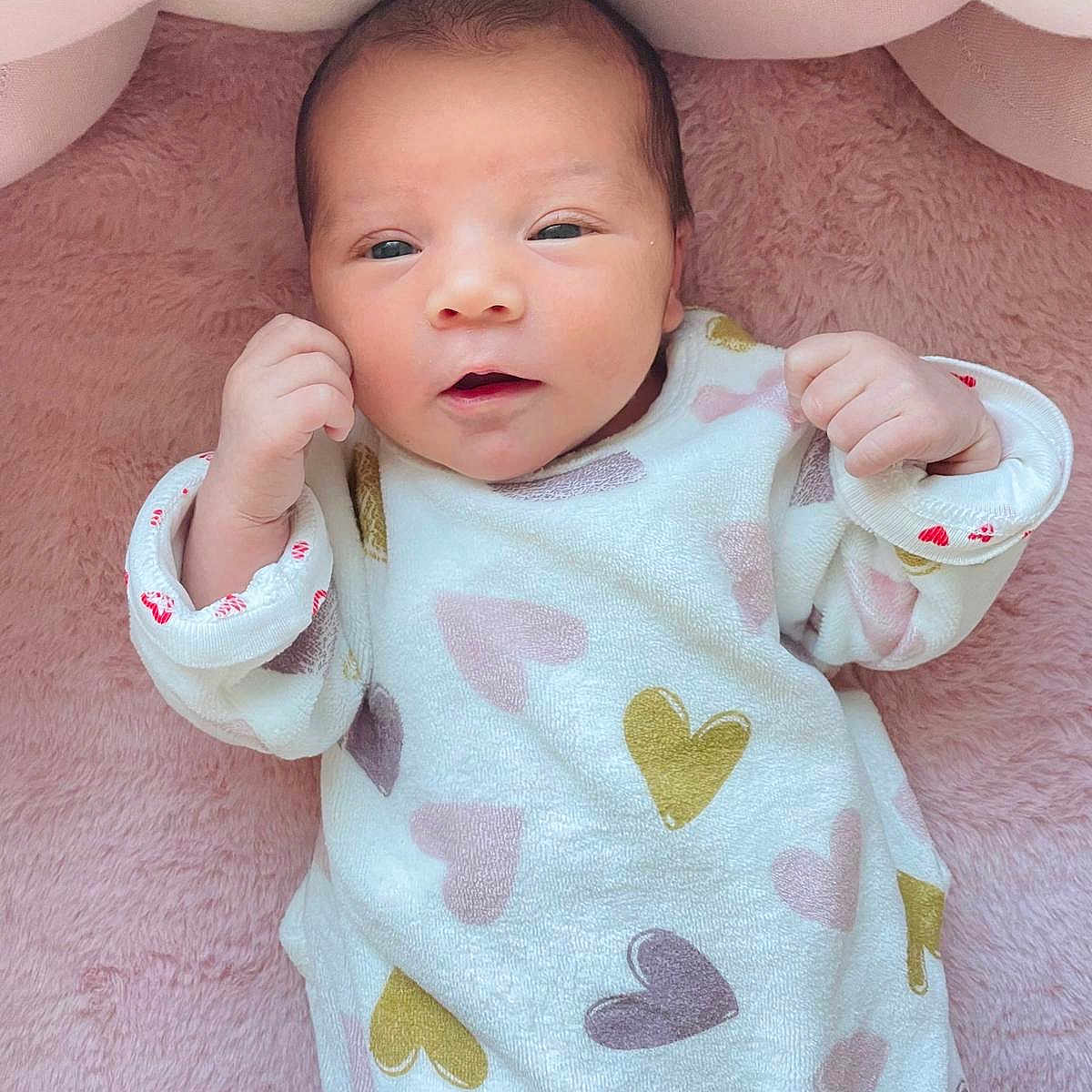 Elise a rejoint le concours — aidez-le/la à gagner de superbes lots ! baby, blanket, clothing, face, hair, happy, head, infantbed, newborn, person, photography, portrait, sitting, sleeve, tape