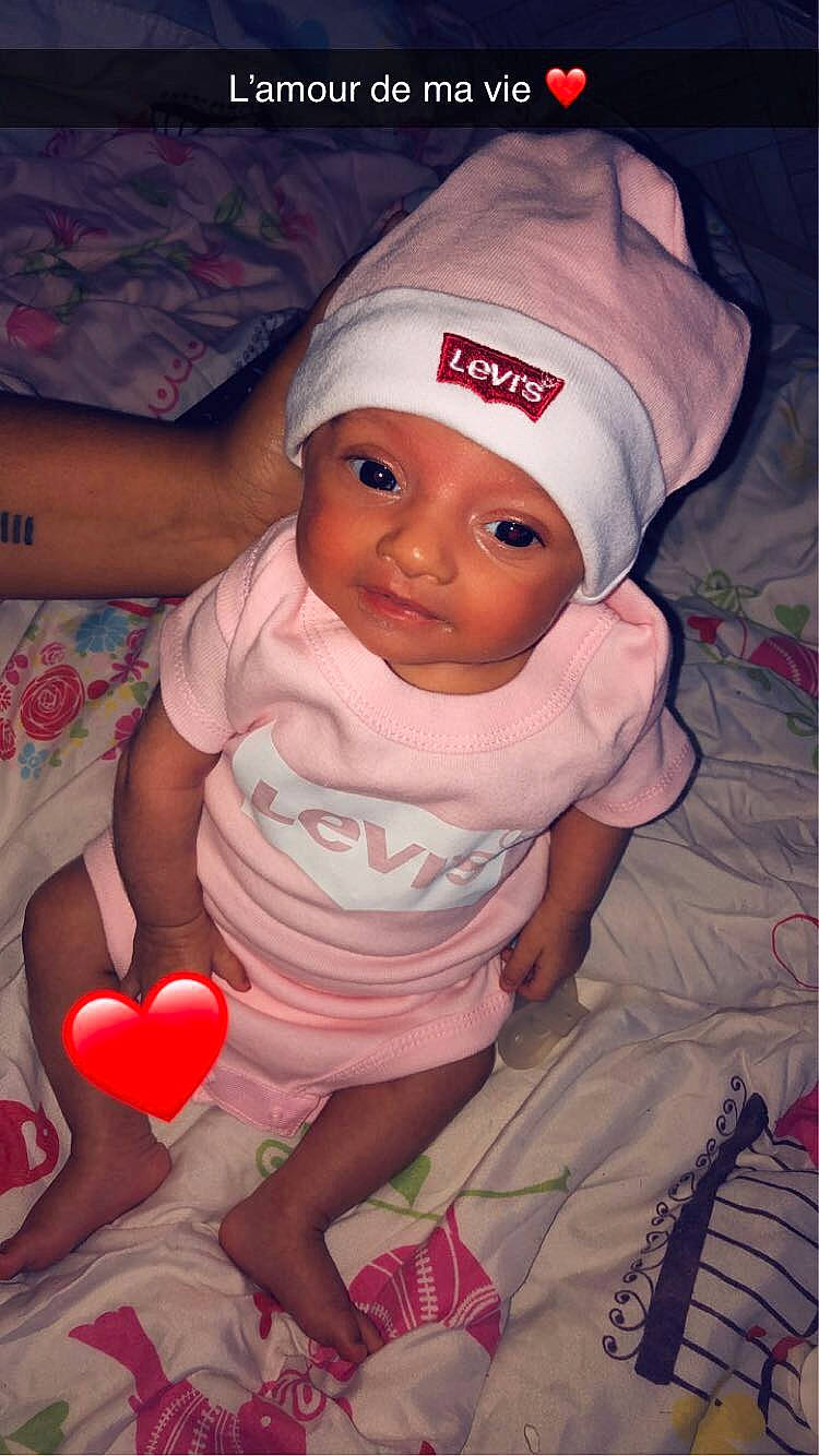 Lolita participe au concours pour gagner de l'argent avec cette photo : baby, baby_toddler_clothing, balloon, cap, cheek, child, facial_expression, finger, happy, head, headwear, human_body, lip, mouth, person, pink, product, red, skin, sleeve