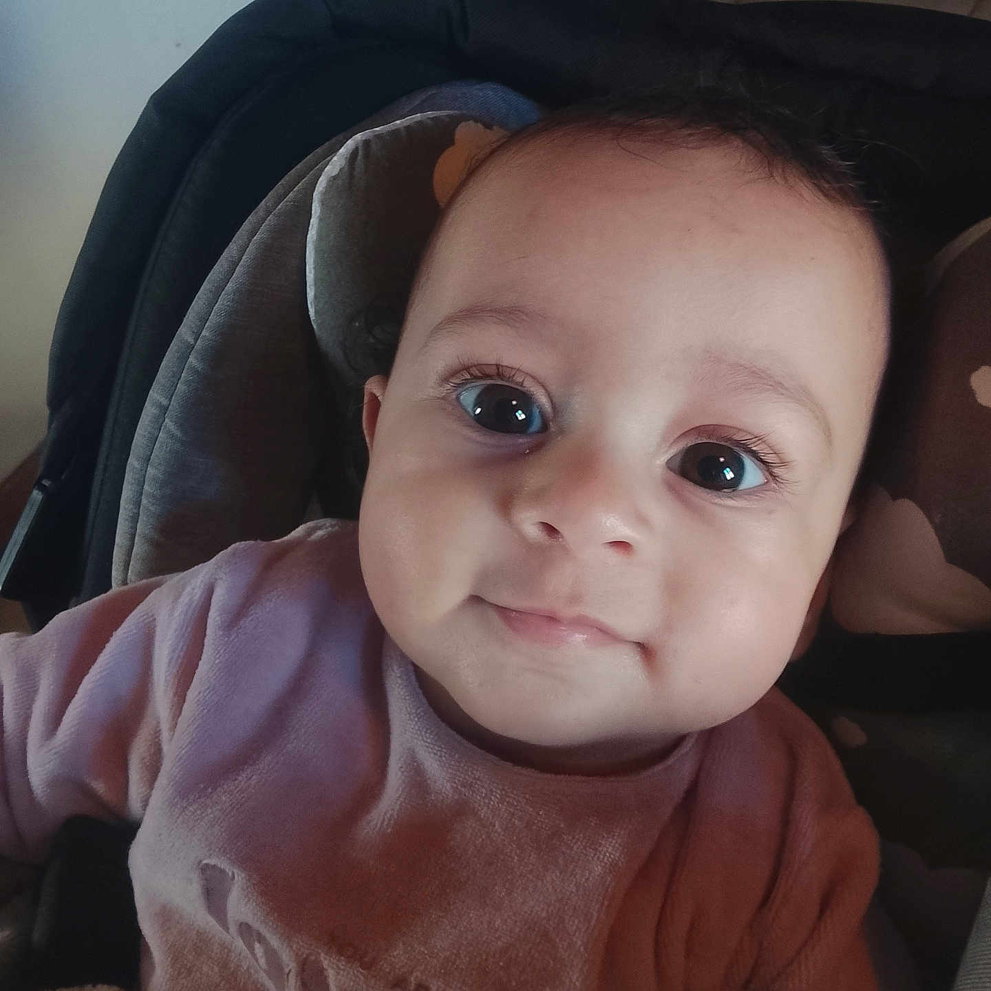 Zouagha Rayhane participe au concours pour gagner de l'argent avec cette photo : baby, baby_girl, blanket, car_seat, child, closeup, cozy, cushion, cute, eyes, face, happy, head, indoor, infant, person, pink_clothing, portrait, smile, young_child