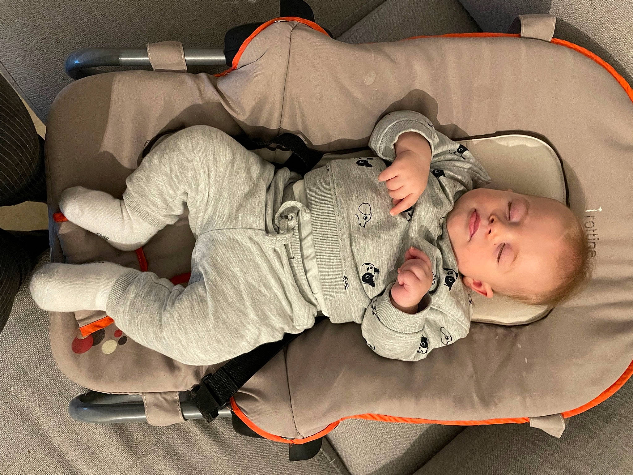 Leyton a rejoint le concours — aidez-le/la à gagner de superbes lots ! auto_part, baby, baby_products, baby_toddler_clothing, carmine, child, comfort, family_car, fun, nap, person, personal_protective_equipment, room, sitting, sleep, toddler