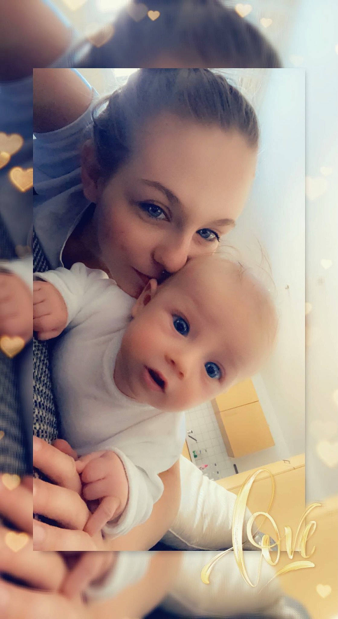 Leyton a rejoint le concours — aidez-le/la à gagner de superbes lots ! baby, baby_products, baby_toddler_clothing, cheek, chest, child, fun, gesture, hair, happy, hug, love, nose, person, photo_caption, portrait_photography, sitting, skin, smile, thumb