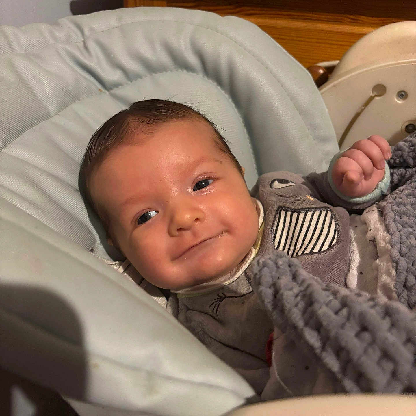 Gabriel participe au concours pour gagner de l'argent avec cette photo : baby, babylaughing, blanket, crib, cushion, face, furniture, happy, head, homedecor, infantbed, newborn, person, photography, portrait, smile