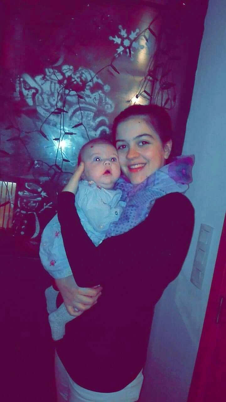 Lona a rejoint le concours — aidez-le/la à gagner de superbes lots ! child, fun, gesture, interaction, joy, love, magenta, person, photograph, photography, pink, purple, red, smile, snapshot, violet, world