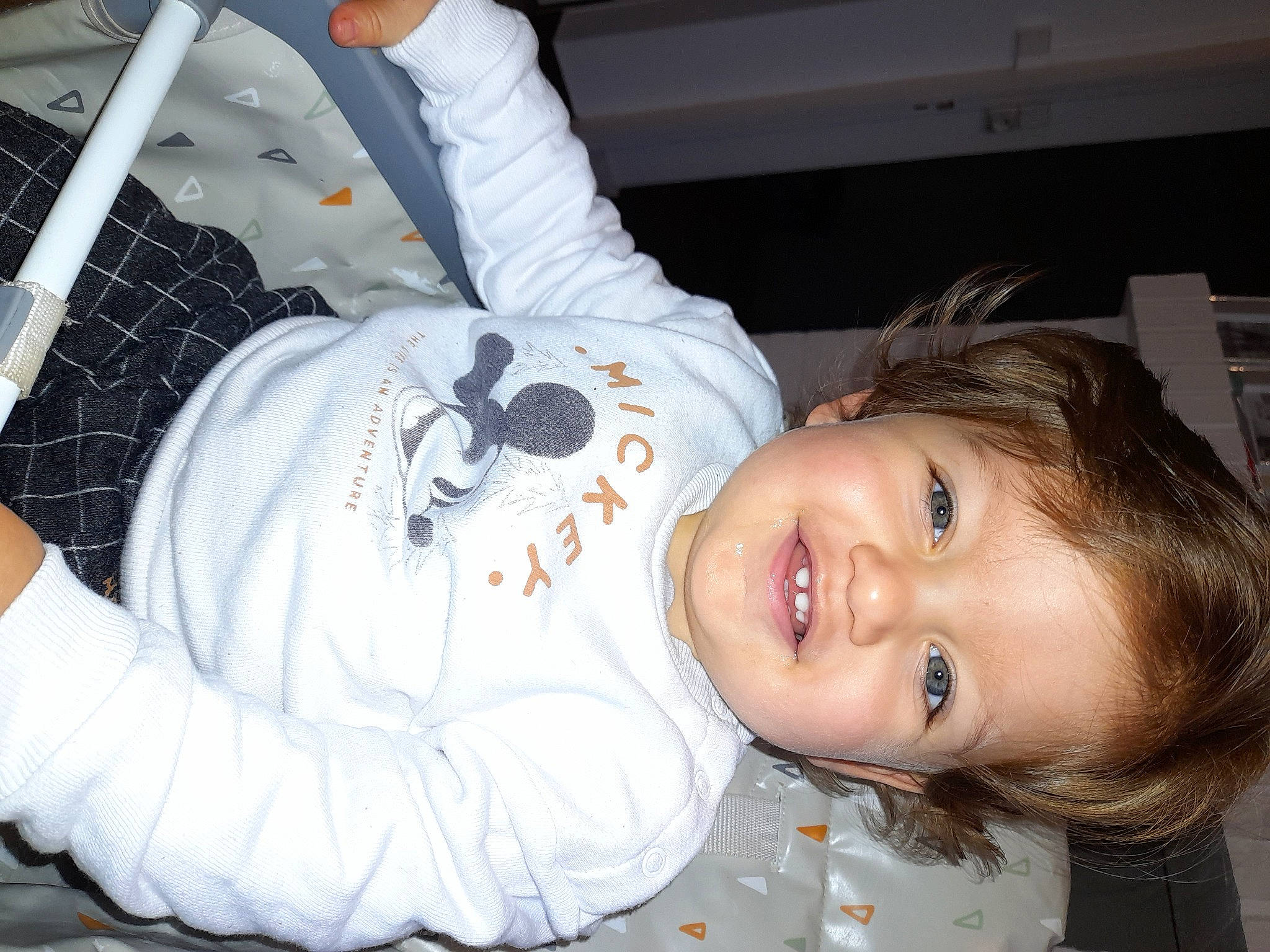 Mason participe au concours pour gagner de l&#x27;argent avec cette photo : baby, baby_toddler_clothing, cheek, child, comfort, elbow, fun, gesture, happy, joy, mammal, mouth, nose, person, room, sitting, sleeve, smile, toddler