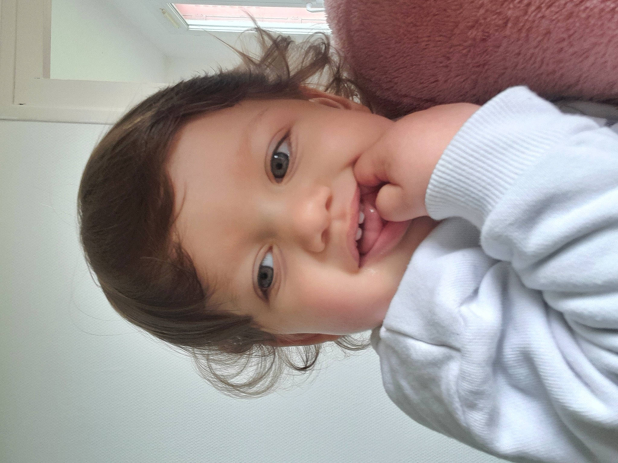 Mason a rejoint le concours — aidez-le/la à gagner de superbes lots ! black_hair, cheek, chin, ear, eyebrow, eyelash, flash_photography, forehead, gesture, happy, iris, lip, mouth, neck, nose, person, shoulder, skin, sleeve, smile