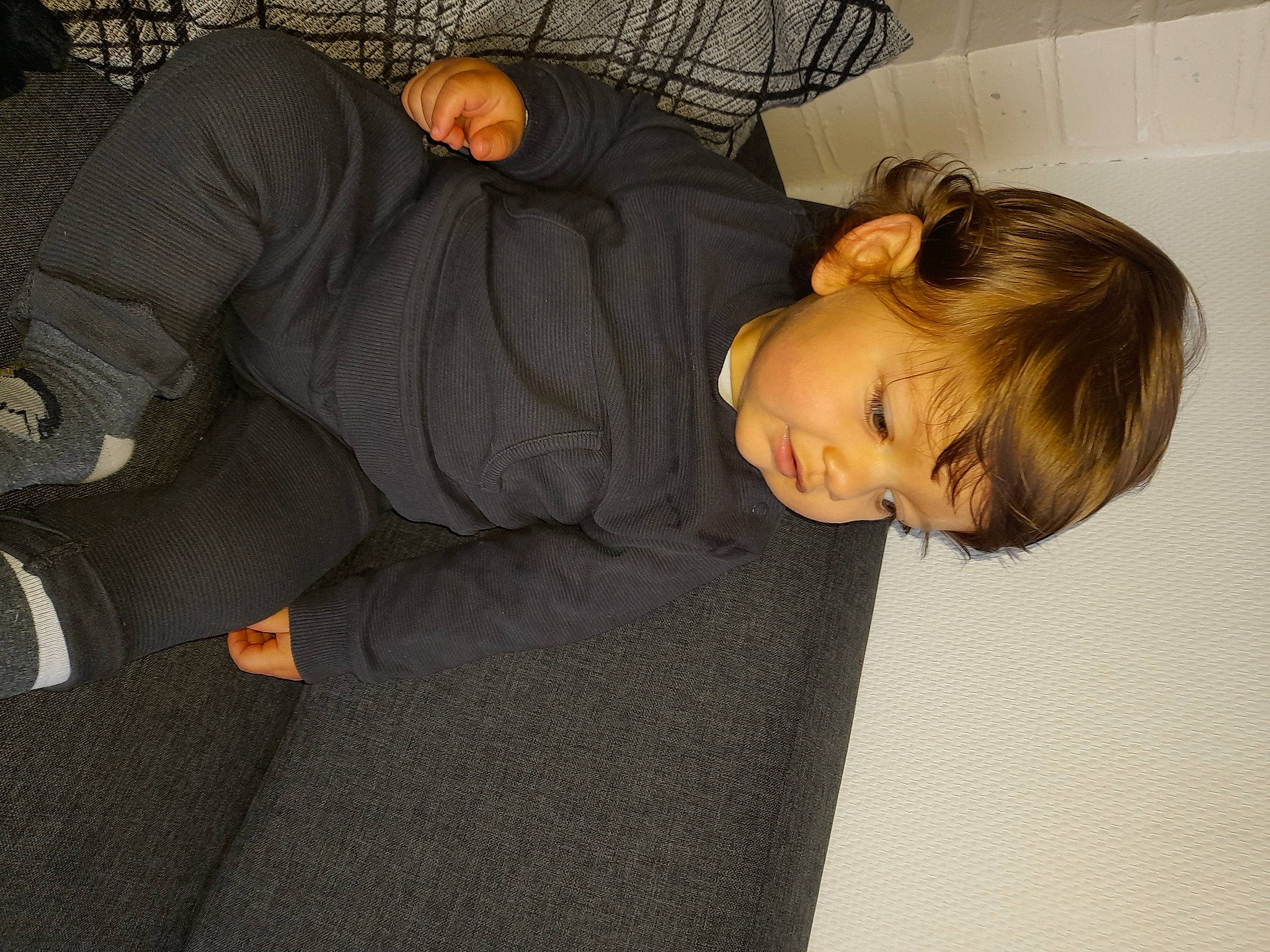 Mason a rejoint le concours — aidez-le/la à gagner de superbes lots ! baby_toddler_clothing, child, comfort, elbow, flooring, fun, human_leg, knee, lap, leg, nap, person, room, sitting, sleep, suit, thigh, toddler