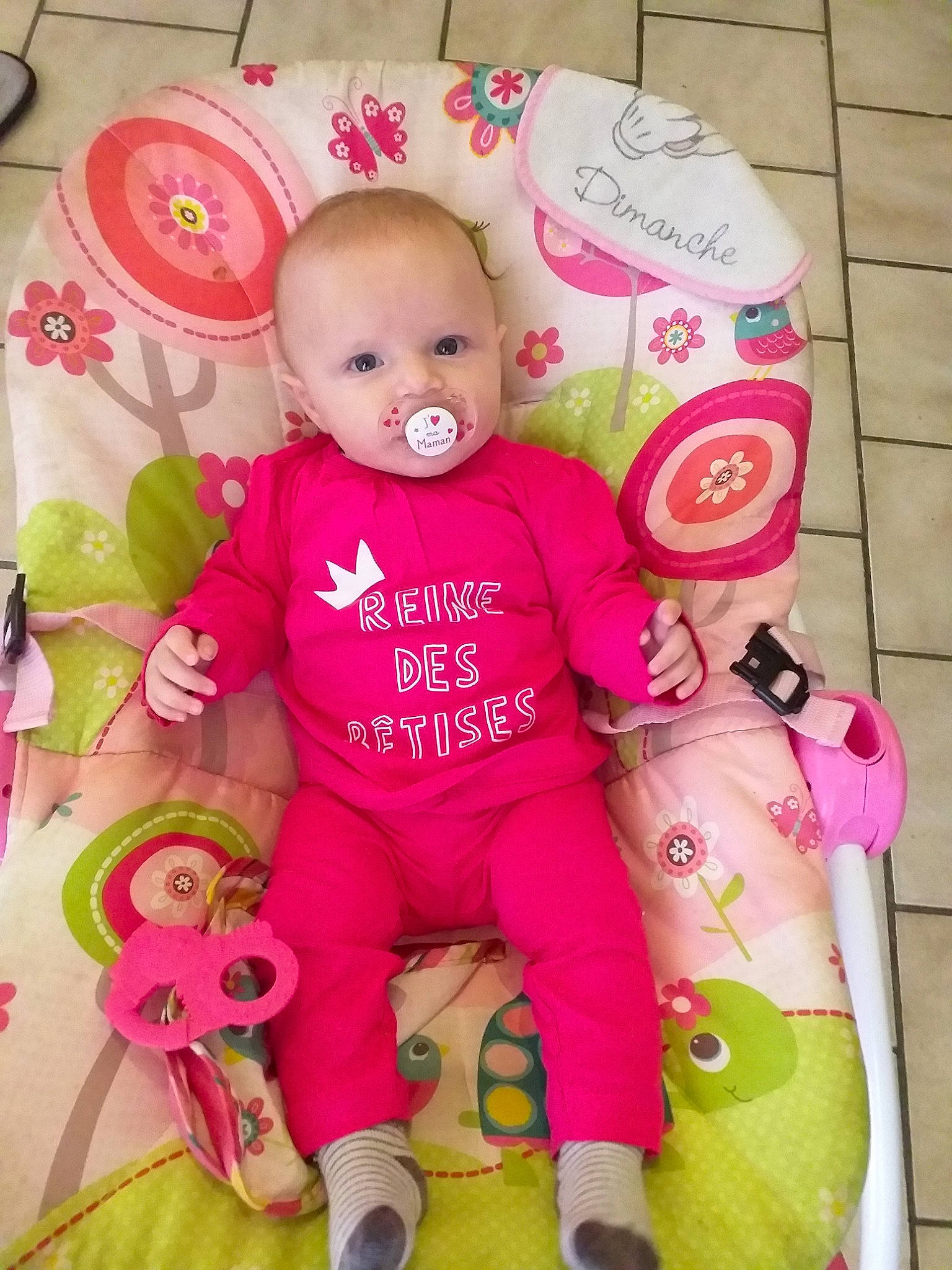 Chloé participe au concours pour gagner de l'argent avec cette photo : baby, baby_products, baby_toddler_clothing, cheek, child, joy, person, pink, play, product, toddler