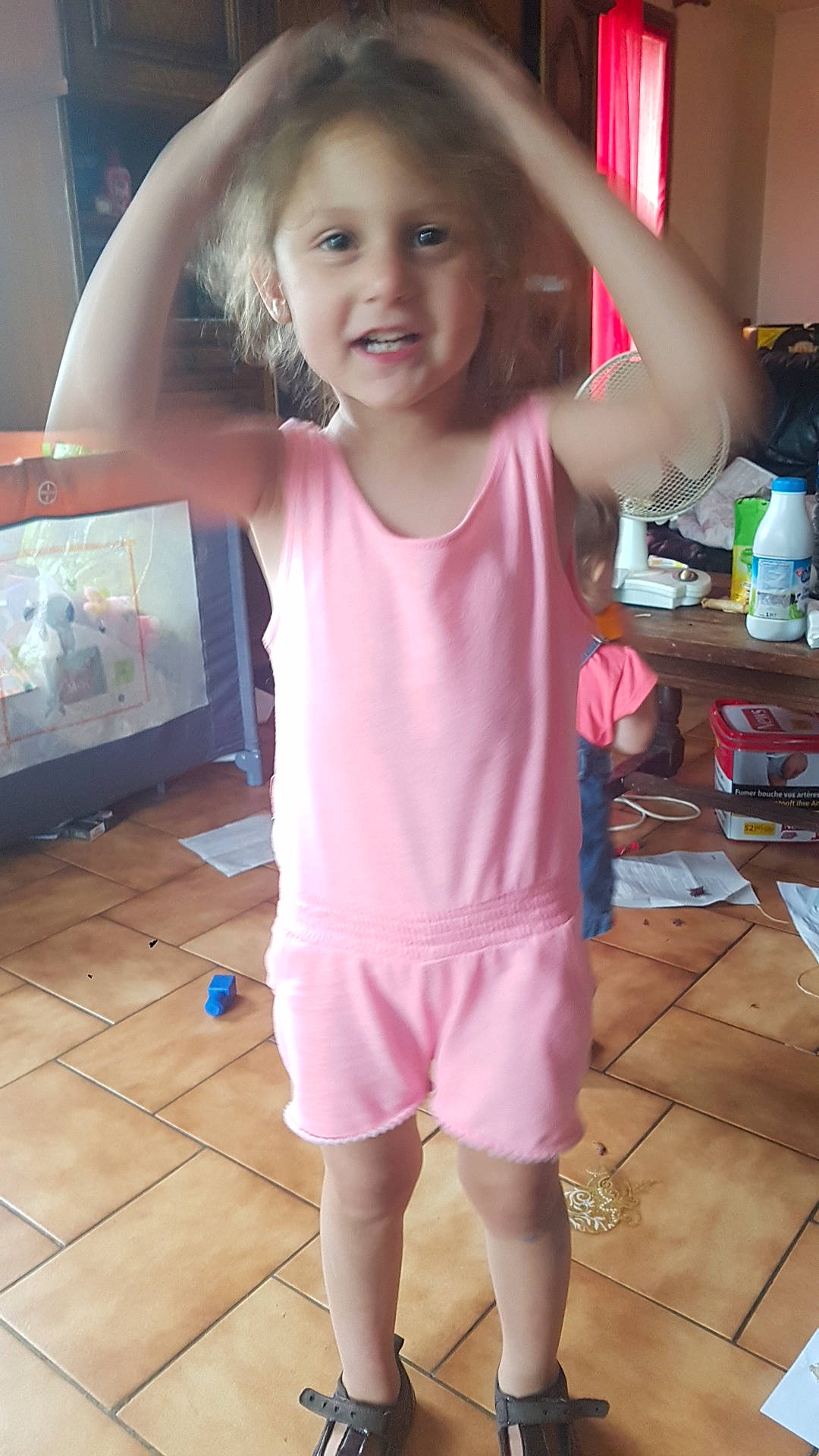 Maelys participe au concours pour gagner de l'argent avec cette photo : child, child_model, person, pink, play, shoulder, skin, smile, t_shirt, toddler, vacation