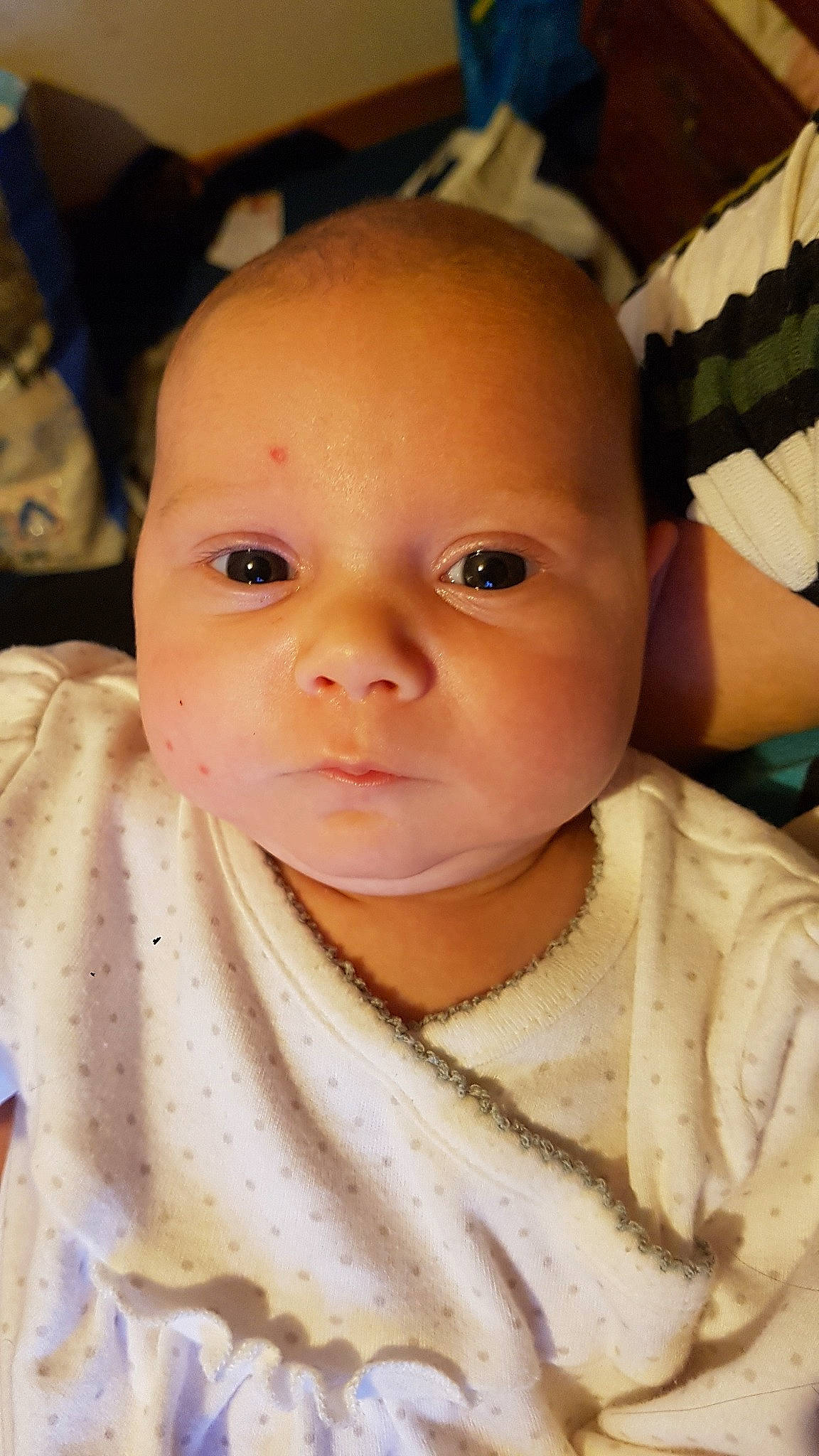 Alice a rejoint le concours — aidez-le/la à gagner de superbes lots ! baby, cheek, child, chin, close_up, ear, eye, eyebrow, face, facial_expression, forehead, head, iris, lip, mouth, nose, person, skin, smile, toddler