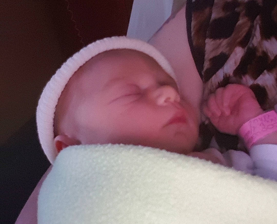 Alice a rejoint le concours — aidez-le/la à gagner de superbes lots ! baby, baby_sleeping, beauty, bedtime, birth, cheek, child, hand, head, lip, mouth, nap, nose, person, pink, skin, sleep, toddler