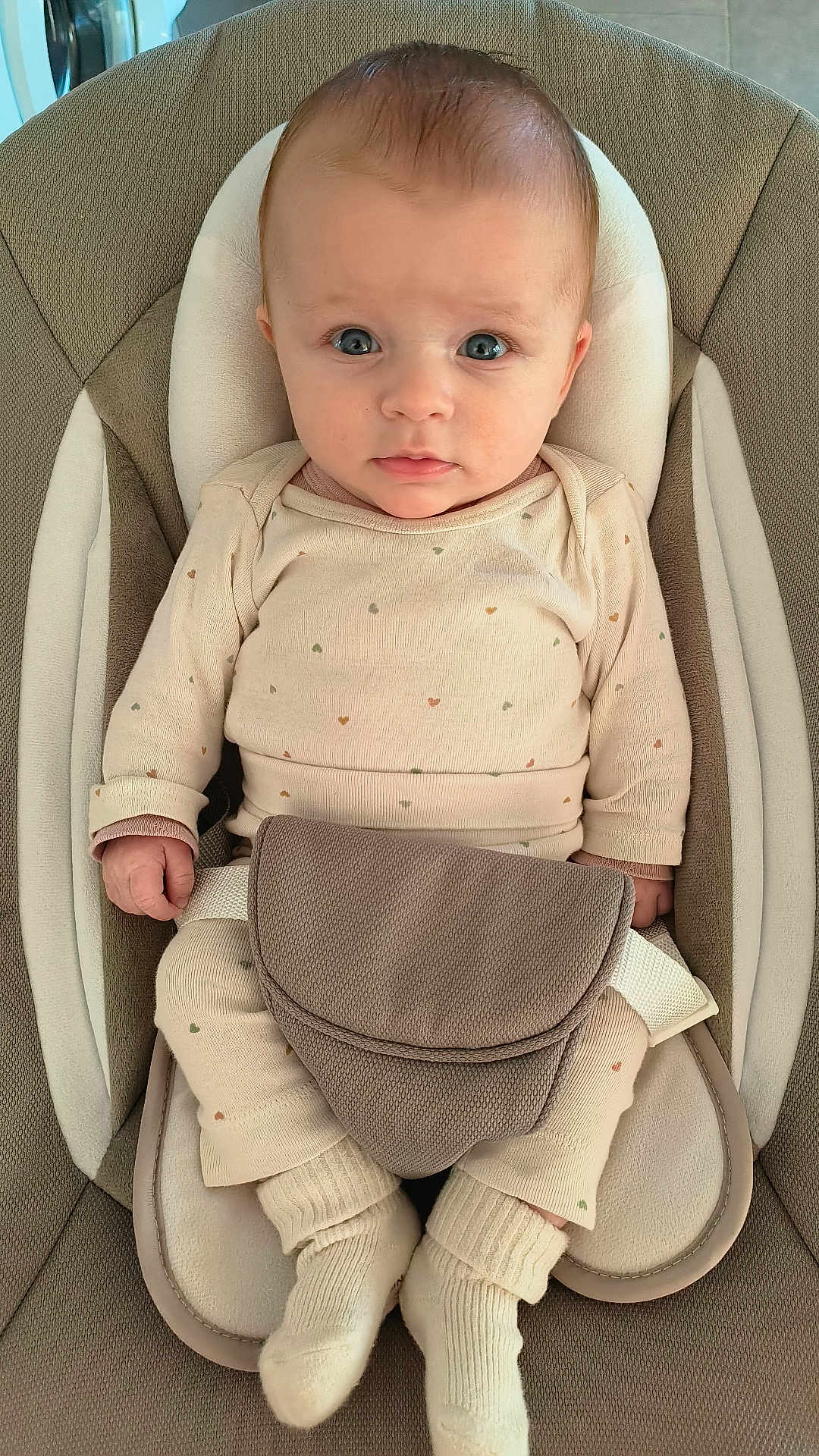 Alba participe au concours pour gagner de l'argent avec cette photo : baby, infant, child, seat, cushion, clothing, socks, face, expression, indoor, cute, blue_eyes, hands, feet, fabric, sitting, comfort, soft, apparel, newborn