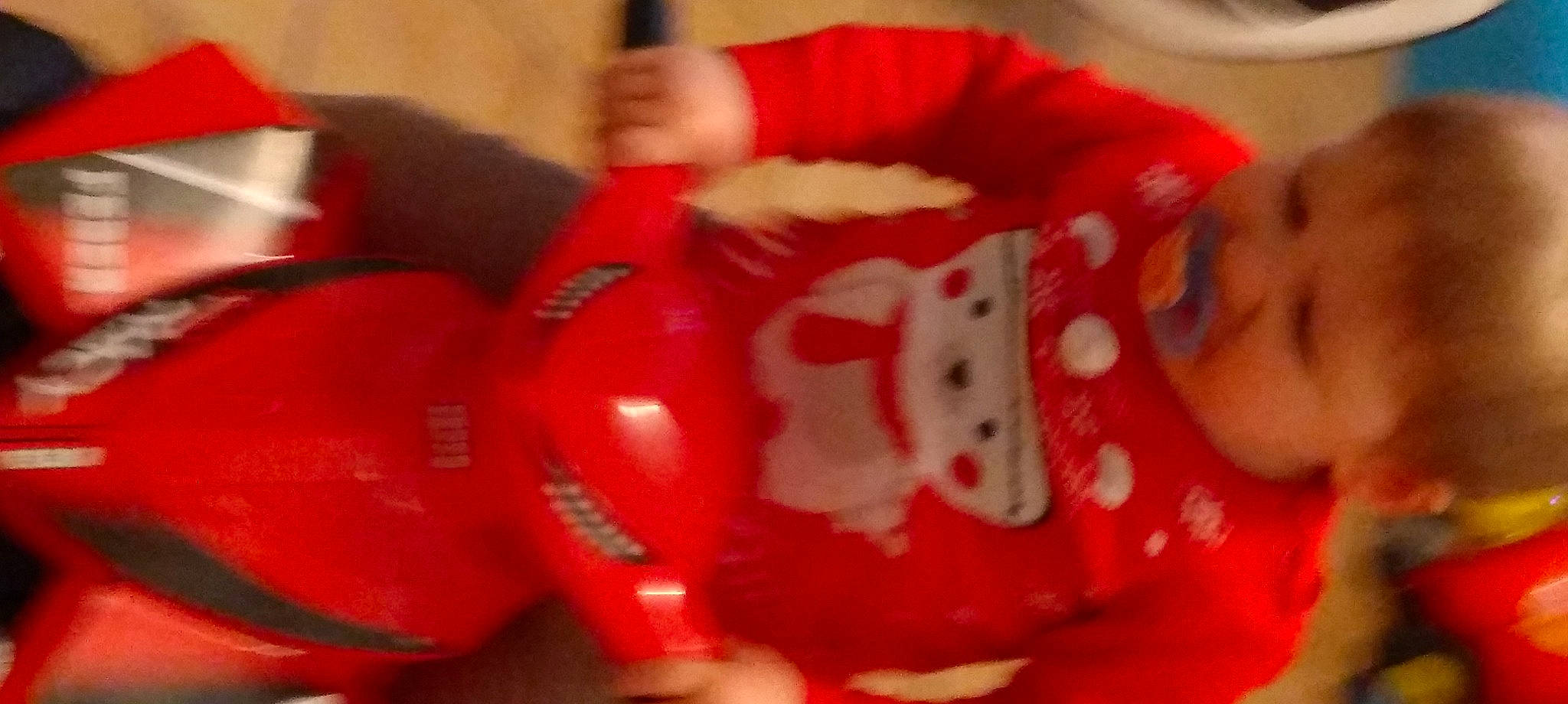 Arthur participe au concours pour gagner de l'argent avec cette photo : baby, baby_products, carmine, child, christmas, event, fictional_character, flesh, fun, fur, holiday, lap, person, personal_protective_equipment, plush, santa_claus, sports_gear, stuffed_toy, toddler, toy