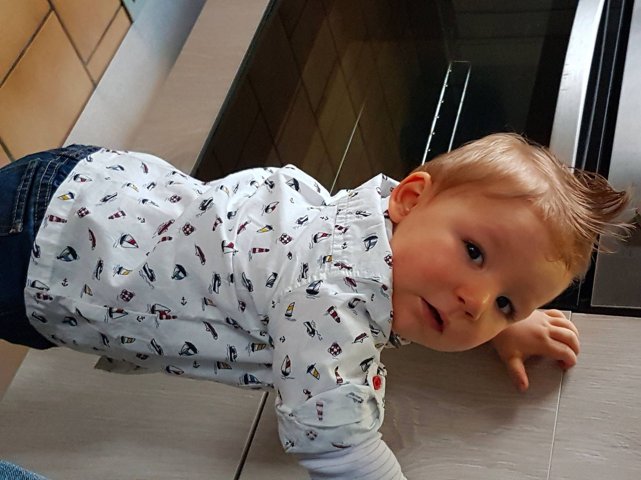 Arthur participe au concours pour gagner de l'argent avec cette photo : baby, baby_toddler_clothing, cheek, comfort, crawling, elbow, flooring, fun, happy, hardwood, human_body, joint, knee, leg, mouth, pattern, person, sitting, sleeve, toddler