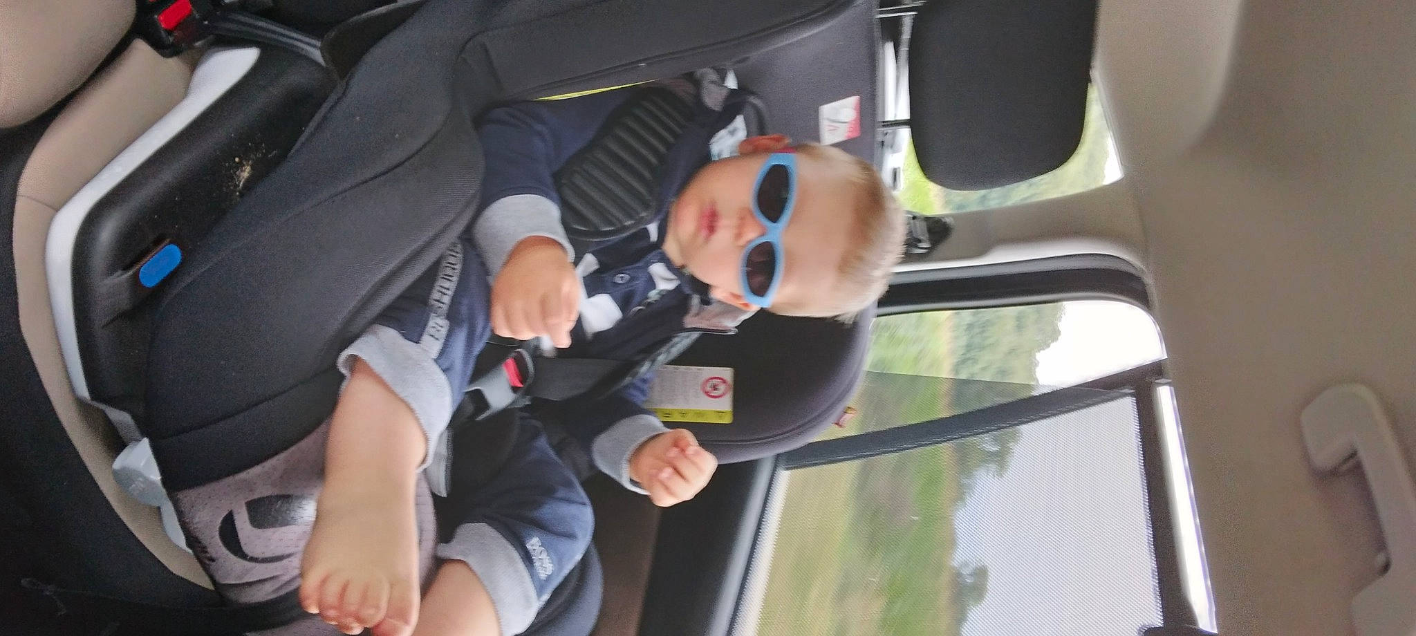 Arthur participe au concours pour gagner de l'argent avec cette photo : auto_part, automotive_design, automotive_exterior, automotive_mirror, baby, car, car_seat, child, comfort, event, family_car, finger, gesture, luxury_vehicle, mode_of_transport, motor_vehicle, person, toddler, vehicle, vehicle_door