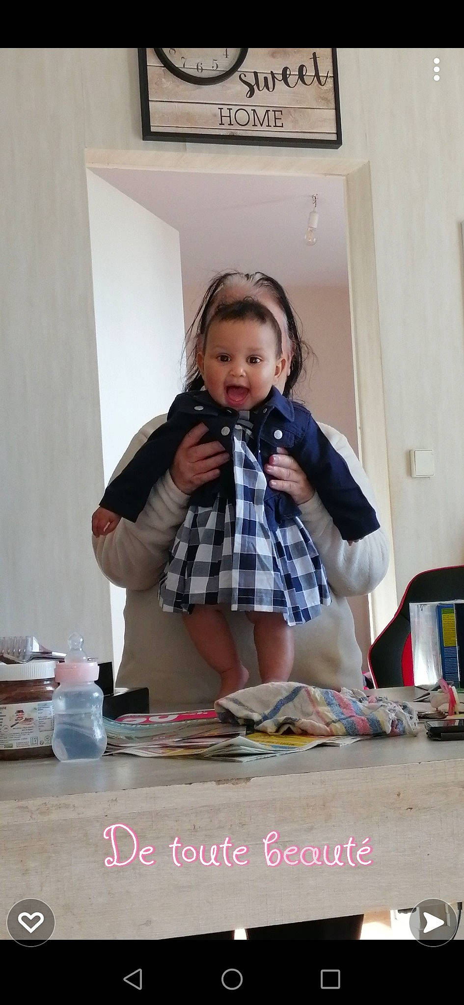 Allya participe au concours pour gagner de l'argent avec cette photo : bag, breakfast, child, eyewear, fashion_design, flooring, fun, luggage_and_bags, pattern, person, plaid, play, room, sitting, sleeve, surprise, table, tartan, toddler, wood