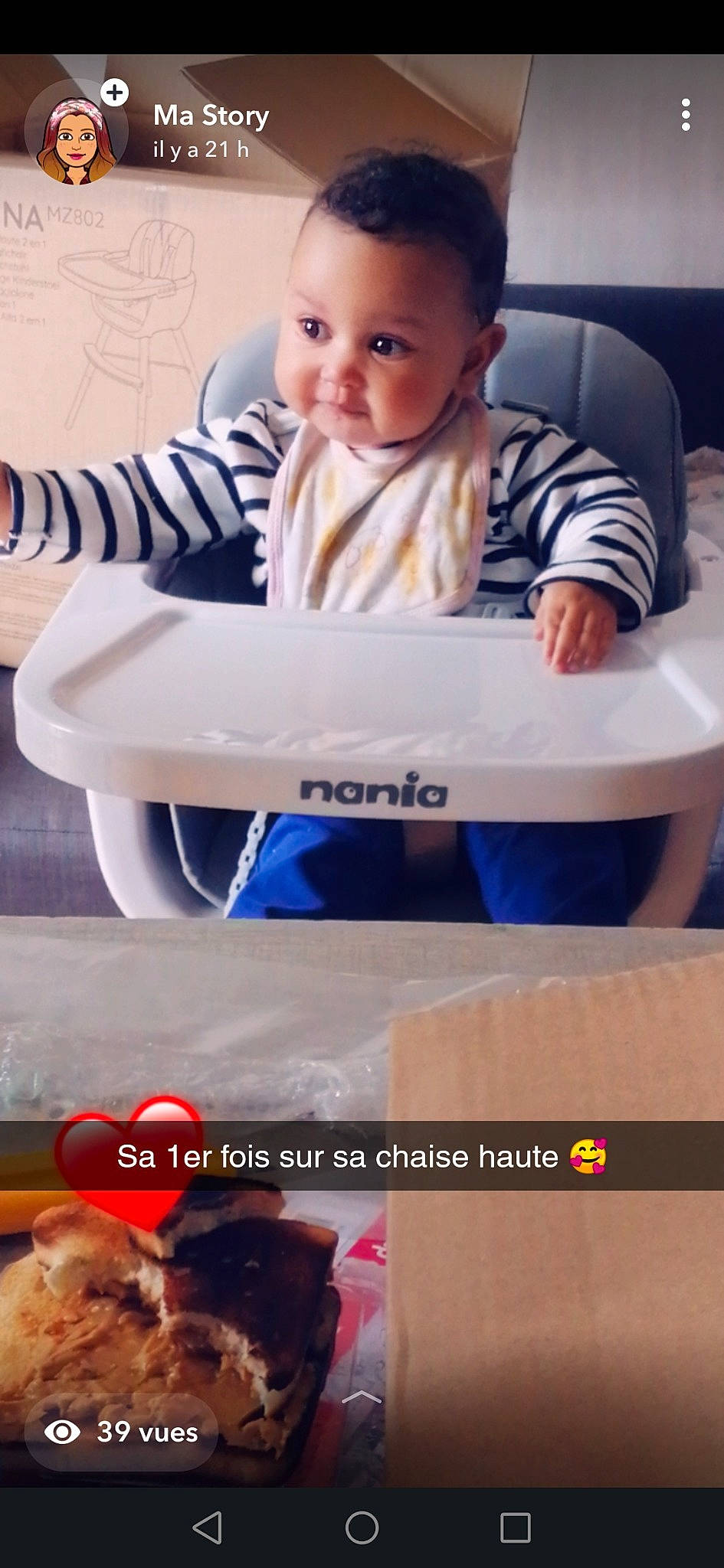 Allya a rejoint le concours — aidez-le/la à gagner de superbes lots ! baby, baby_products, baby_safety, baby_toddler_clothing, chair, child, comfort, electric_blue, flash_photography, font, happy, person, photo_caption, photograph, portrait_photography, product, room, sitting, snapshot, t_shirt