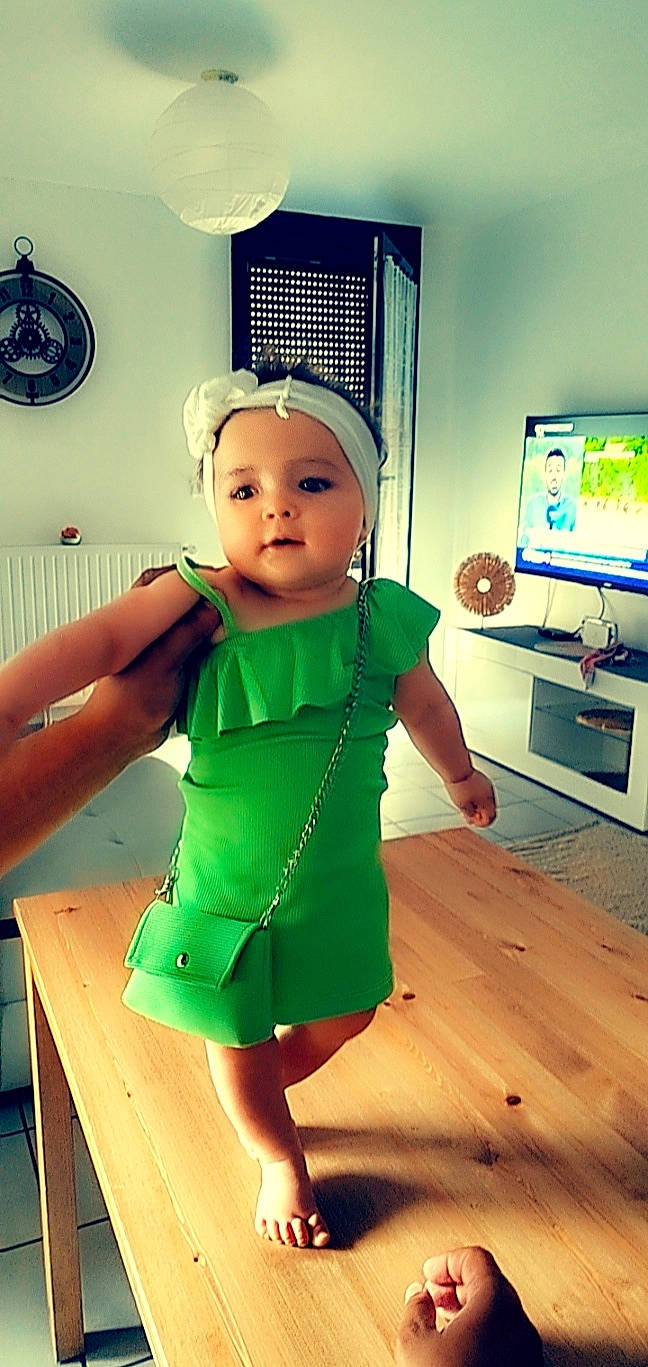 Sheïden a rejoint le concours — aidez-le/la à gagner de superbes lots ! baby, baby_toddler_clothing, child, computer_keyboard, day_dress, display_device, electric_blue, eye, fashion_accessory, flooring, fun, happy, hat, headwear, person, room, standing, television, toddler, toy