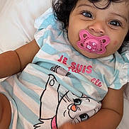 Kathalyna a rejoint le concours — aidez-le/la à gagner de superbes lots ! baby, blue_and_white, cartoon_cat, child, closeup, curly_hair, cute, indoors, infant, lying_down, motion_blur, pacifier, person, pink, sleepwear, small_child, smiling_eyes, soft_surface, striped_shirt, toddler