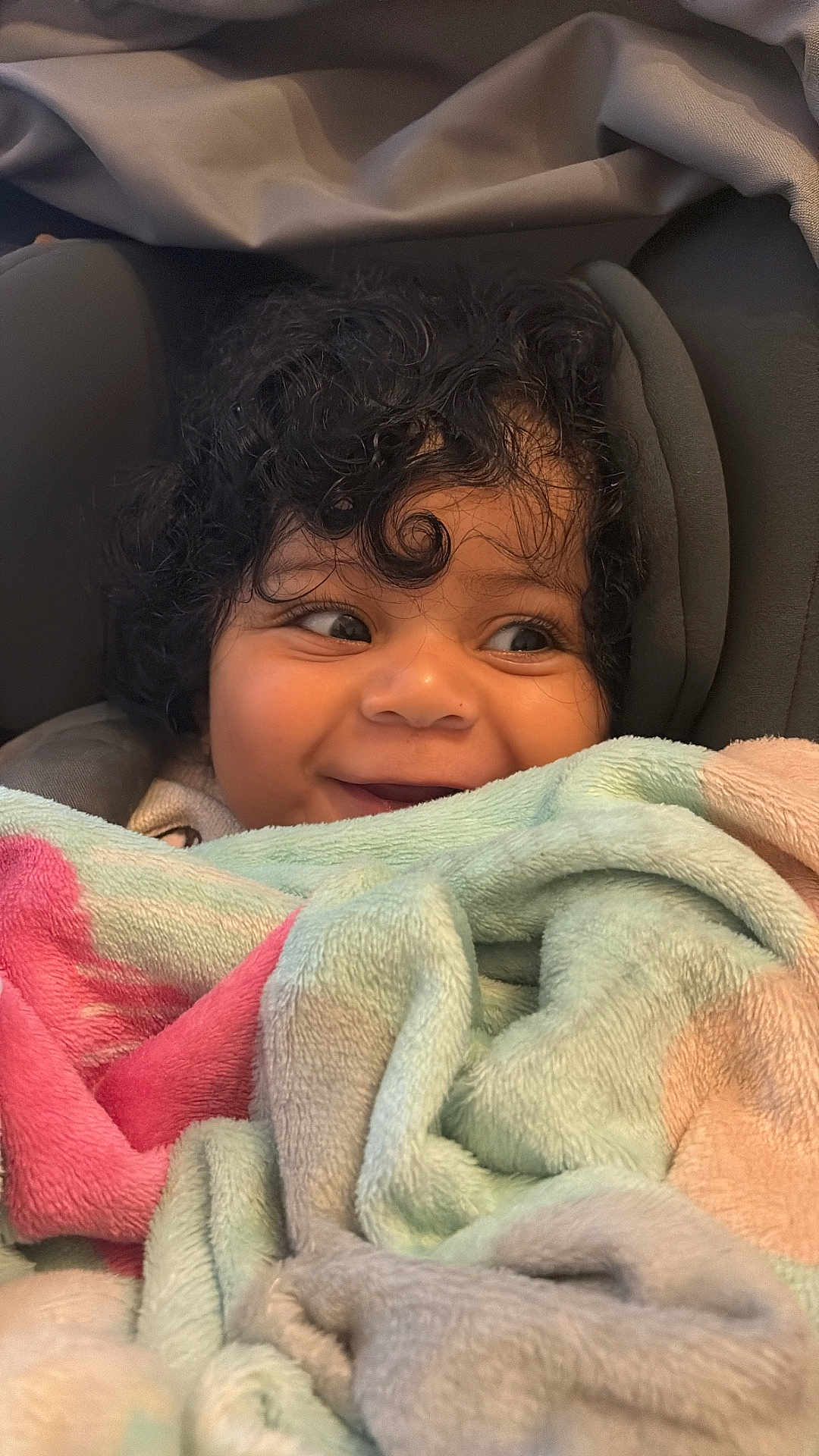 Kathalyna a rejoint le concours — aidez-le/la à gagner de superbes lots ! baby, blanket, child, closeup, comfort, cozy, curly_hair, cushion, cute, face, happy, indoors, infant, portrait, seat, smile, soft_texture, warm, wrapped, young