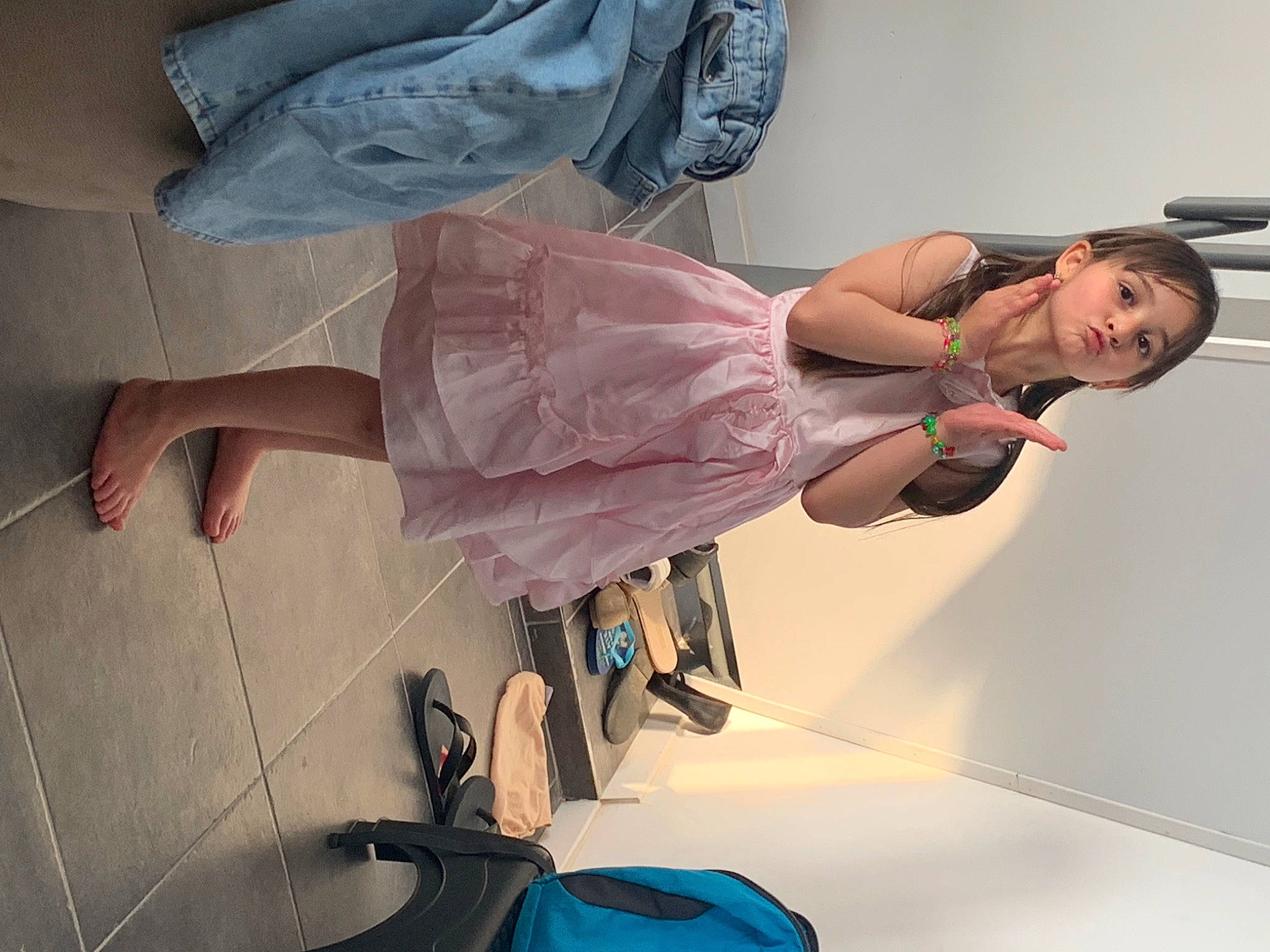 Nourhene a rejoint le concours — aidez-le/la à gagner de superbes lots ! arm, blue, comfort, dress, elbow, eyewear, fashion_design, finger, foot, fun, gesture, human_leg, joint, knee, leg, person, room, sandal, sitting, thigh