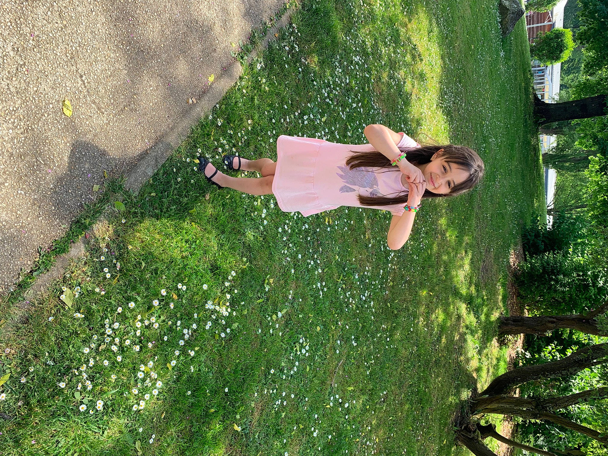 Nourhene a rejoint le concours — aidez-le/la à gagner de superbes lots ! botany, flower, fun, grass, grass_family, groundcover, happy, human_leg, joy, landscape, lawn, leaf, leisure, nature, people_in_nature, person, plant, shrub, thigh, tints_and_shades