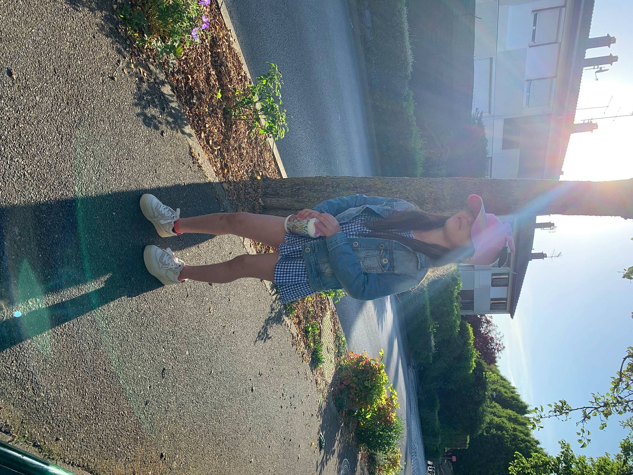 Nourhene a rejoint le concours — aidez-le/la à gagner de superbes lots ! asphalt, automotive_exterior, azure, concrete, fun, grass, green, landscape, leaf, leisure, line, person, plant, reflection, road_surface, shadow, sidewalk, sky, soil, tints_and_shades