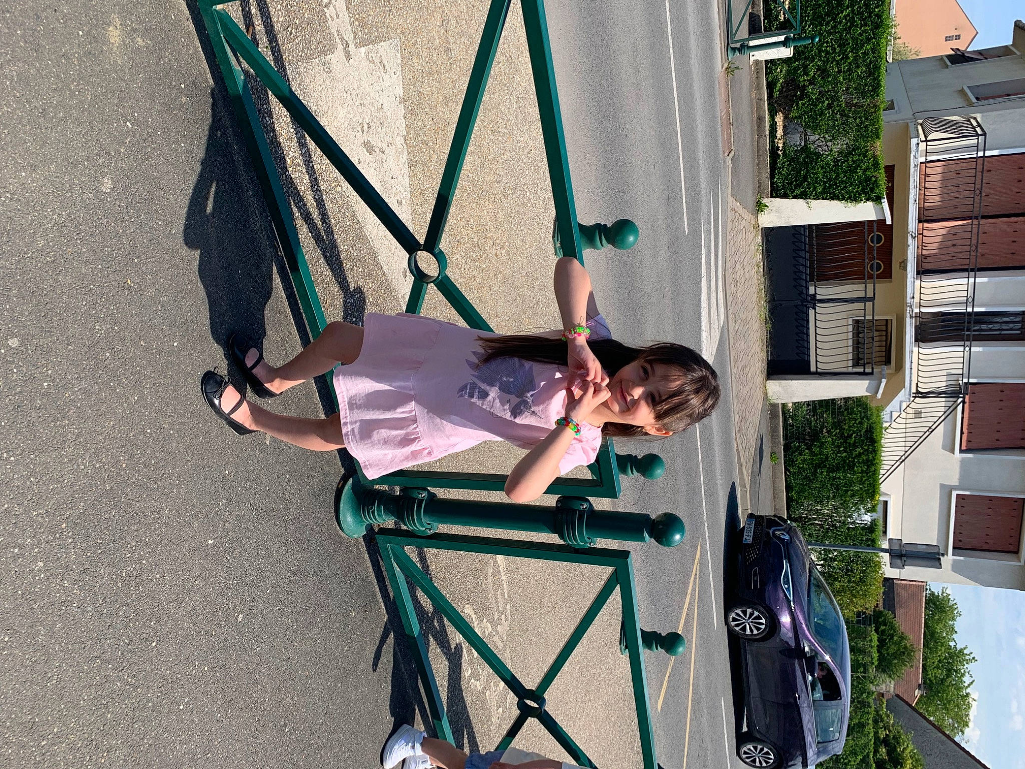 Nourhene a rejoint le concours — aidez-le/la à gagner de superbes lots ! automotive_exterior, car, city, event, family_car, fun, house, joy, leisure, outdoor_play_equipment, person, plant, recreation, rope, smile, swing, t_shirt, tire, tree, vacation