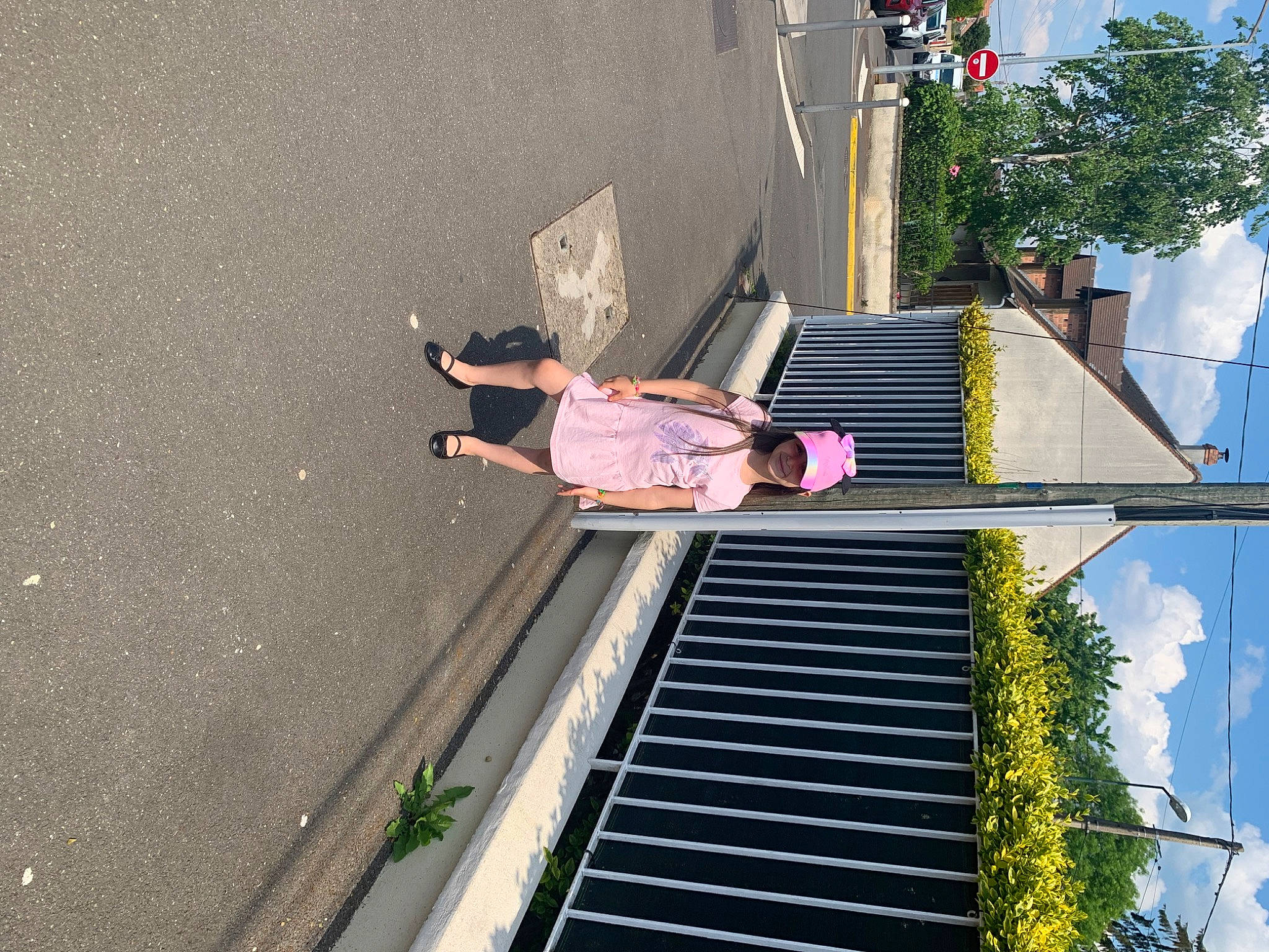 Nourhene participe au concours pour gagner de l'argent avec cette photo : building, city, facade, fun, headwear, house, joy, leisure, line, pedestrian, person, plant, public_space, recreation, sidewalk, sky, slope, stairs, toddler, tree