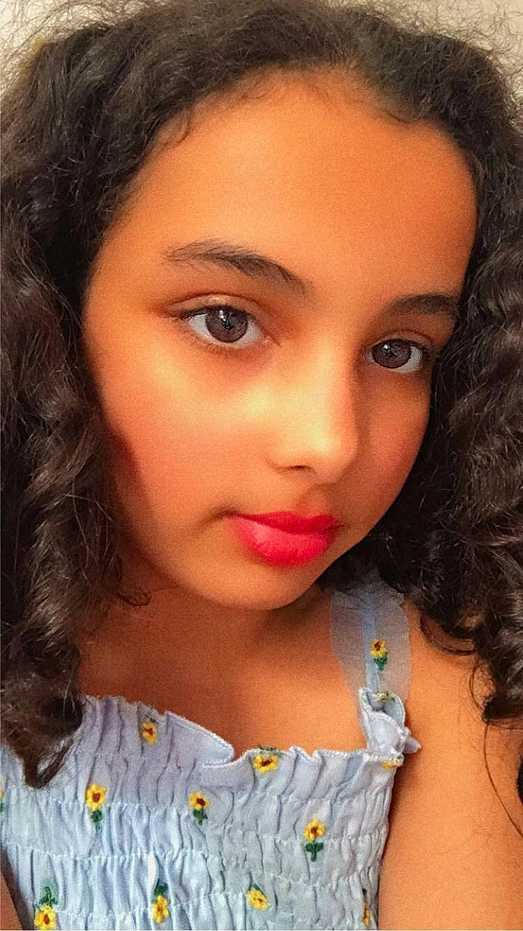 Anya participe au concours pour gagner de l'argent avec cette photo : cheek, chin, eye, eyebrow, eyelash, face, facial_expression, fashion, forehead, hair, human, iris, jaw, lip, mouth, neck, nose, organ, person, skin